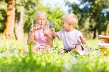 Hoş çocuklar birlikte parkta oynarken