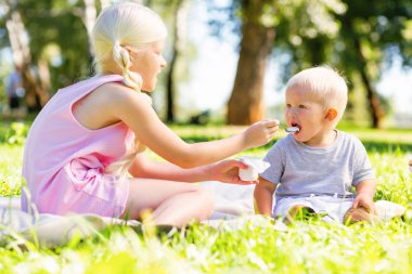 Dikkat et kardeş kardeşi parkta besleme