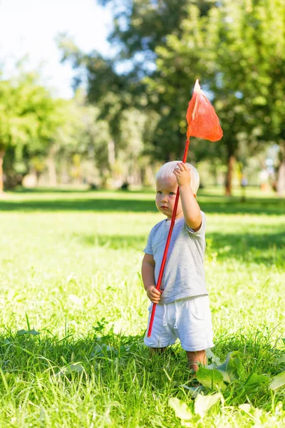 甘いのかわいい子供は庭で遊んで気をつかうこと — ストック写真