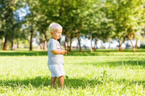 Buen chico pasando un día en el jardín. — Foto de Stock