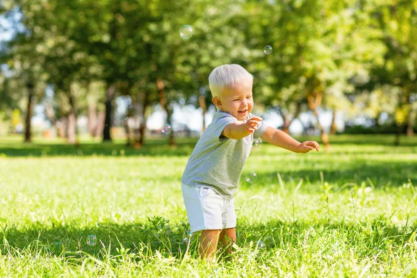 Doux enfant heureux riant dans le jardin — Photo