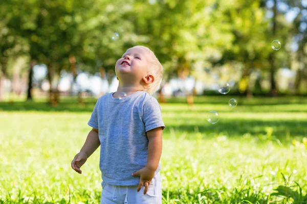 Pequeño niño agradable disfrutando de un día maravilloso en el jardín — Foto de Stock