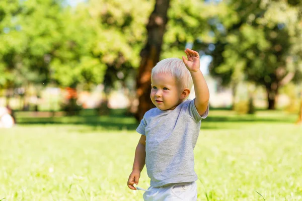 Niño agradable pasar un hermoso día en el jardín — Foto de Stock