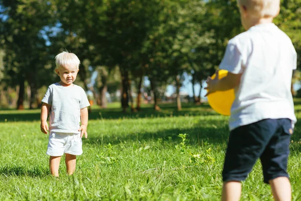 Garçons attentifs jouant au football dans le jardin — Photo