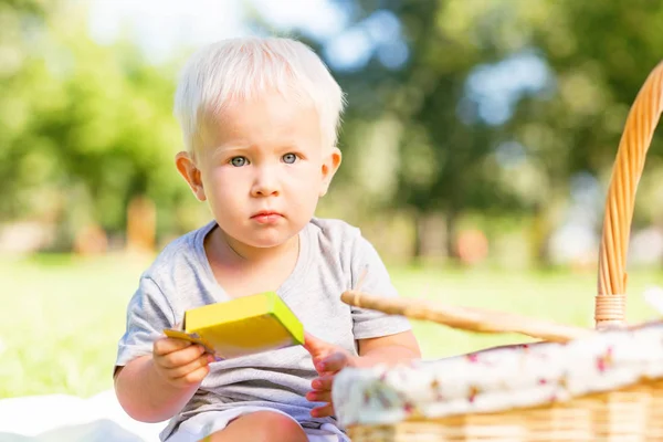 Bel bambino che ti guarda attentamente. — Foto Stock