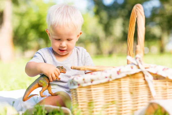Niño pequeño jugando con un juguete en el parque — Foto de Stock