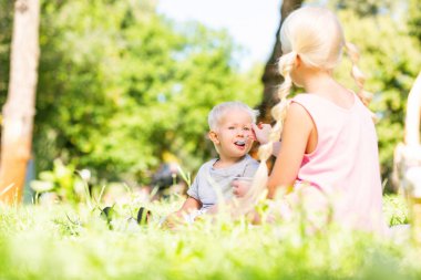 Küçük çocuk harika bir gün parkta kız kardeşi ile harcama