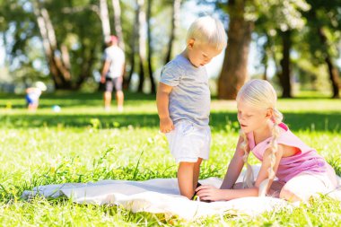 Dikkat et kardeş bir kardeşi ile bir gün harcama