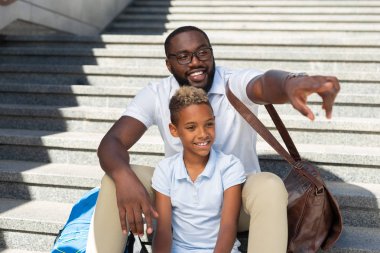 Mutlu güzel adam eliyle işaret