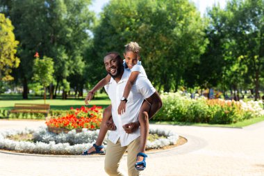 Oğlunun elinde taşıyan memnun güçlü adam