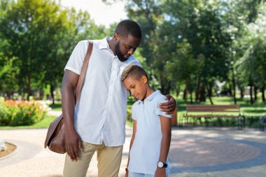 Onun oğulları omuz dokunmadan iyi yakışıklı adam