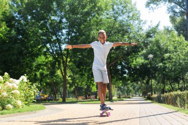 Mutlu mutlu etkin çocuk kaykay sürme keyfi