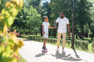 Neşeli mutlu çocuk nasıl bir kaykay binmek için öğrenme