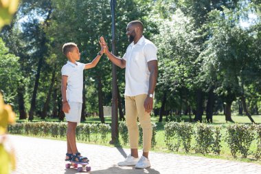 Neşeli pozitif baba ve oğul yüksek beş veren