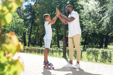 Olumlu mutlu baba ve oğul birlikte mutlu hissediyor