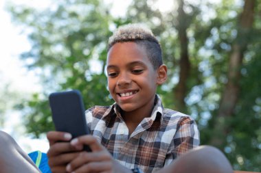 Mutluluk pozitif sevimli çocuk tipik bir haber