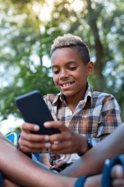 Sevimli neşeli güzel çocuk onun smartphone vasıl arıyorsunuz