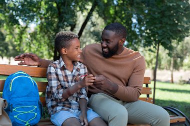 Yeni bir saat alarak memnun iyi çocuk