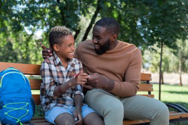 Güzel pozitif adam oğluna küçük hediye veriyor