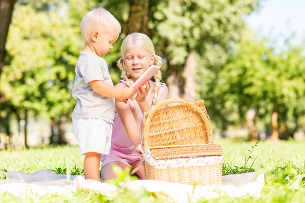 Niños felices pasando tiempo juntos en el parque — Foto de Stock