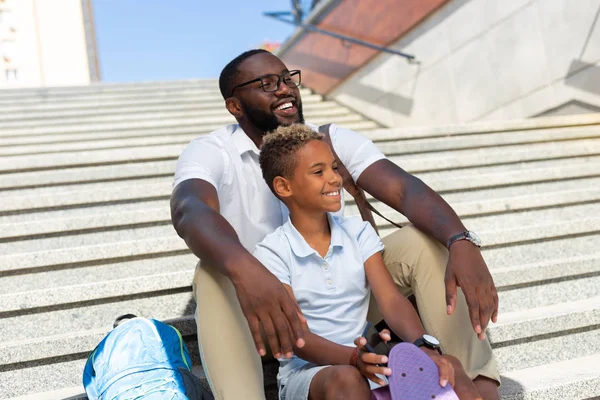 Vater und Sohn freuen sich über Zusammensein — Stockfoto