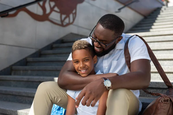 Radosny troskliwy ojciec ładne przytulanie syna — Zdjęcie stockowe