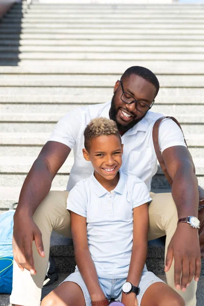 Encantado niño feliz disfrutando del tiempo con papá —  Fotos de Stock