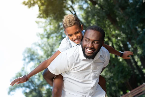 Alegre feliz homem ter um grande dia de folga — Fotografia de Stock