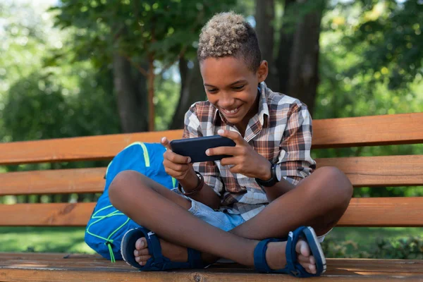 Χαρούμενη ευτυχισμένο αγόρι παίζει ένα ενδιαφέρον παιχνίδι — Φωτογραφία Αρχείου