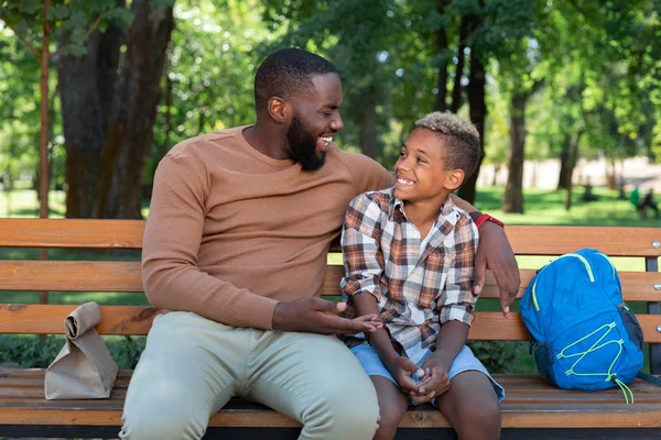 Bonito hombre positivo hablando con su hijo —  Fotos de Stock