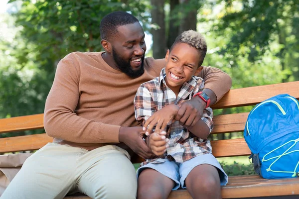 Feliz padre e hijo felices descansando juntos —  Fotos de Stock