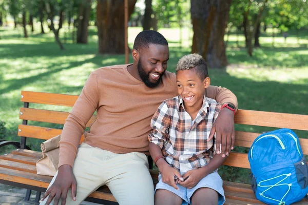 Encantado hombre agradable descansando con su hijo —  Fotos de Stock