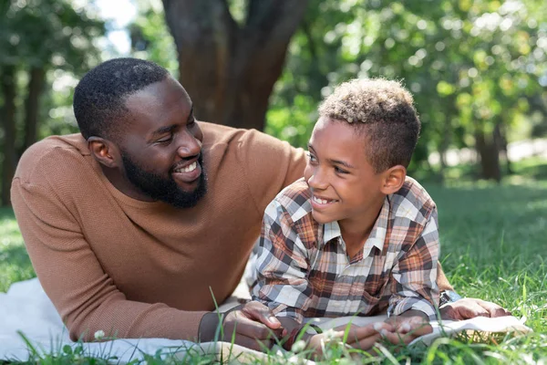 Encantado buen hombre sonriendo a su hijo —  Fotos de Stock