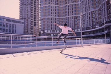 Hava hileler yapan özenli genç erkek