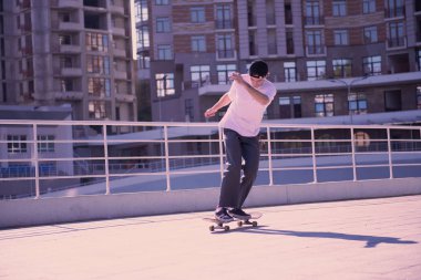 Yeni hileler kaykay üzerinde çalışan aşırı genç adam