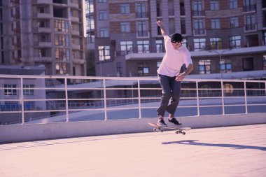 Skatepark hileler yapan profesyonel sportif erkek biri