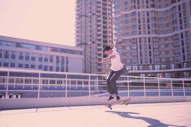 Aktif genç erkek skatepark sporda yapıyorum