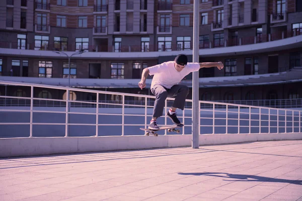 Aktiver Junge testet sein neues Skateboard auf der Straße — Stockfoto