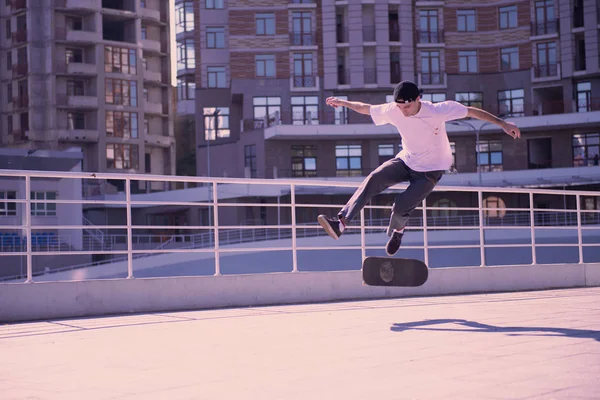 Neşeli sporcu aktivitelerini adrenalin kaykay üzerinde ile