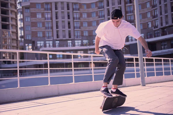 Trevlig ung man gör tricks på skateboard — Stockfoto