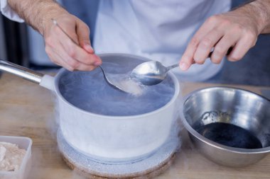 Yetenekli aşçı pişirme yenilikçi yöntemler sağlayan