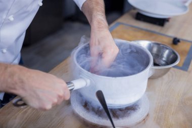 Mutfakta moleküler gastronomi pratik yetenekli aşçı