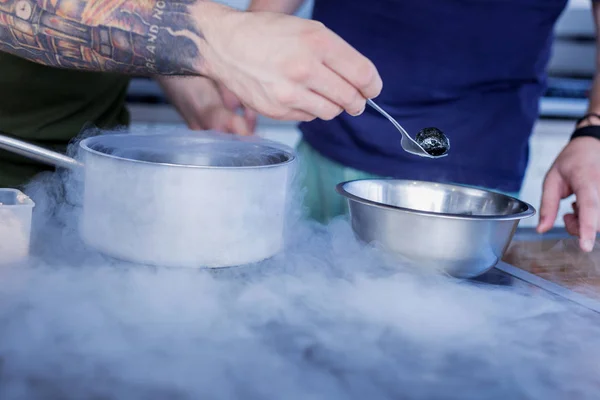 Criativo homem agradável cozinhar na cozinha — Fotografia de Stock