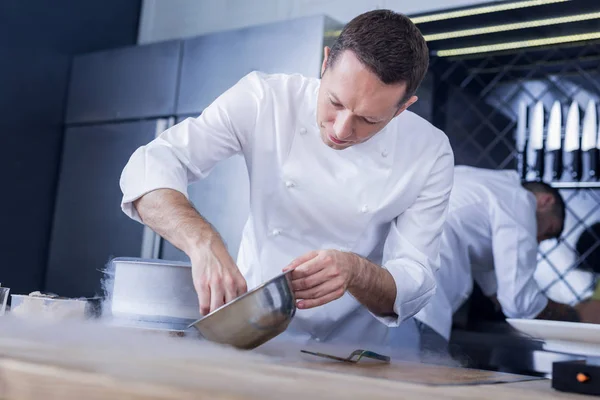 Koncentrerad trevlig kock gör hans arbete perfekt — Stockfoto