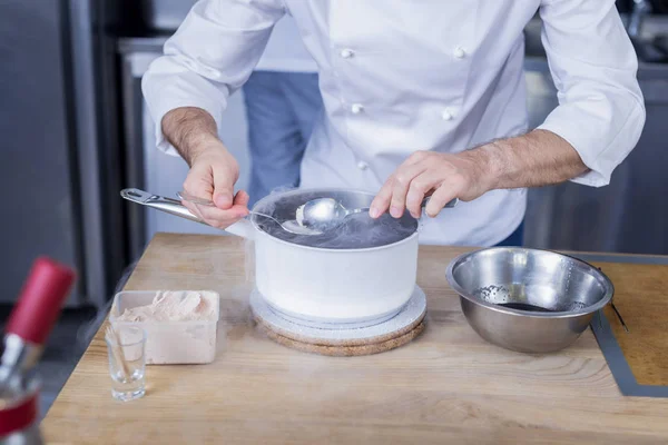 Cuisinier ambitieux montrant ses compétences parfaites en gastronomie moléculaire — Photo