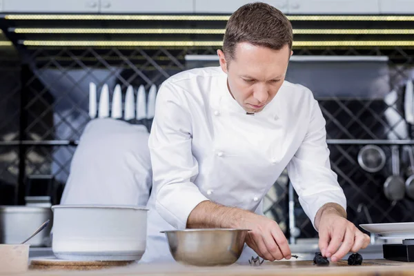 Cocinero serio y talentoso haciendo un plato delicioso —  Fotos de Stock