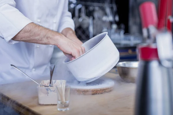 Cuisinier expérimenté cuisine un plat flambant neuf — Photo