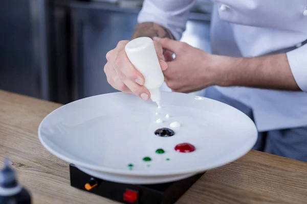 Patient cuisinier préparer chaque ingrédient pour un plat — Photo