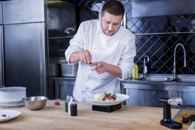 Keyifli yemek mutfakta harika bir yemek hazırlama