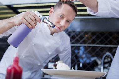 Deneyimli yemek mutfakta yeni bir yemek pişirme